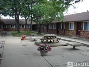 Toledo apartment for rent - A courtyard with picnic tables and potted plants.