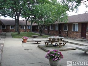 Toledo apartment for rent - A courtyard with a picnic table and potted plants.
