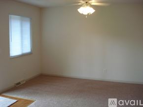 Toledo apartment for rent - A room with a ceiling fan and a window with blinds.