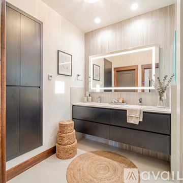 Columbiana house for rent - A modern kitchen with a dining table and chairs.
