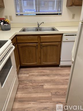 Salem apartment for rent - A spacious room with wooden flooring and a ceiling fan.