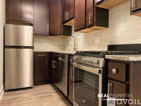 Chicago apartment for rent - A dining room with a white table and chairs.