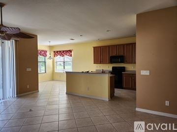 Venice house for rent - A spacious living room with a kitchen area in the background.