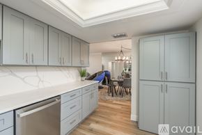 Clearwater condo for rent - A kitchen with a dining area and a skylight.