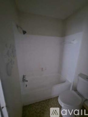 Chester apartment for rent - A small bathroom with a toilet and a shower.