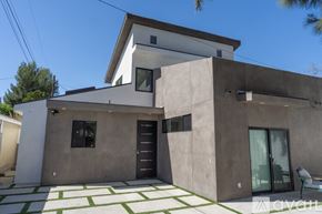 Los Angeles house for rent - A modern house with a flat roof and a combination of grey and white exterior.