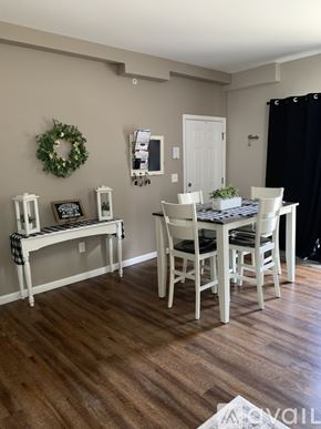 Cincinnati apartment for rent - A dining room with a table and chairs.