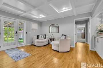 Murfreesboro house for rent - A living room with a white couch and a blue rug.