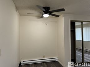 Salem apartment for rent - A room with a ceiling fan and a window with blinds.