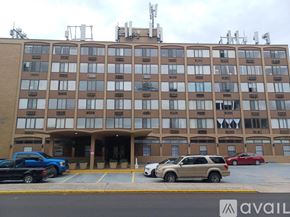 Knoxville condo for rent - A large building with a parking lot in front of it.