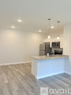 Bowling Green apartment for rent - A room with a ceiling fan and a window with blinds.