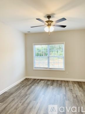 Bowling Green apartment for rent - A room with a ceiling fan and a window with blinds.