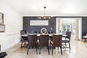 Miami house for rent - A dining room with a table set for six.