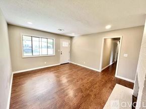 Columbus house for rent - A dining room with a round table and chairs.