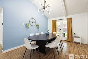 Desoto house for rent - A dining room with a round table and chairs.