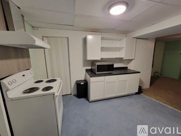 Bellevue apartment for rent - A small kitchen with a stove, oven, and microwave.