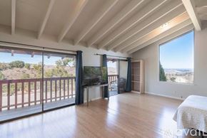 Salinas house for rent - A spacious room with a large bed and a view of the outdoors through the windows.