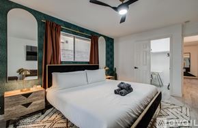 Houston house for rent - A bedroom with a large bed and a ceiling fan.