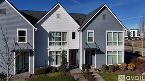 Hillsboro townhouse for rent - A room with a carpeted floor and a window with blinds.