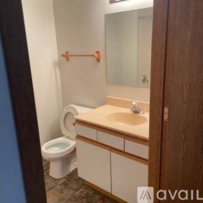 Holmen apartment for rent - A bathroom with a toilet, sink, and mirror.