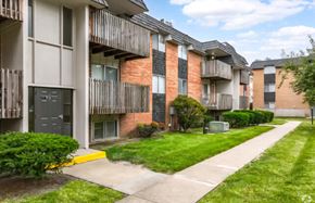 Independence apartment for rent - Apartment building with a green lawn and sidewalk in front.