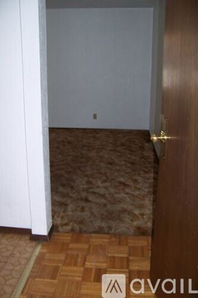 Pekin house for rent - A room with a brown carpet and wooden floor.