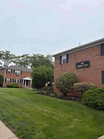 New Milford apartment for rent - A brick building with a sign that says "425" on it.