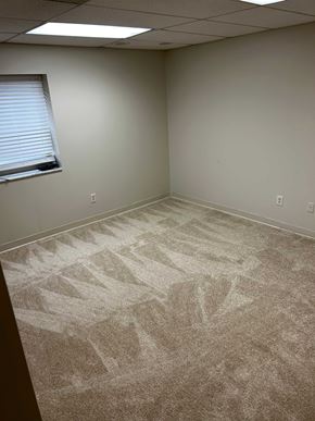 Erlanger house for rent - A room with a carpeted floor and a window with blinds.