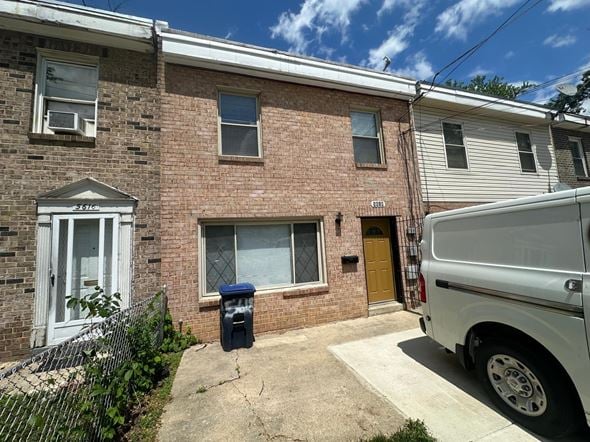 Washington house for rent - A white van is parked in front of a brick building.