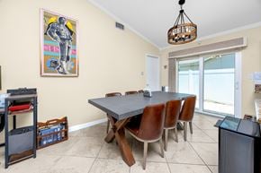 Largo house for rent - A dining room with a table and chairs.
