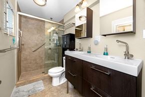 Largo house for rent - A bathroom with a toilet, sink, and shower.