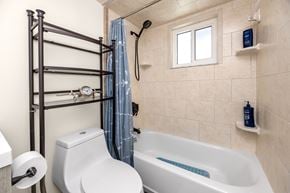 Largo house for rent - A bathroom with a toilet, a bathtub, and a towel rack.
