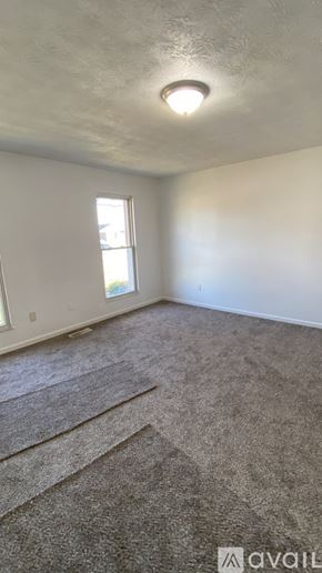Williamsburg townhouse for rent - A room with a carpeted floor and a window.
