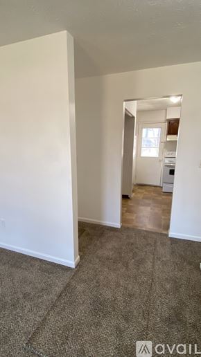 Williamsburg townhouse for rent - A room with a carpeted floor and white walls.