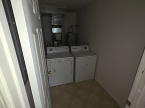 Monmouth apartment for rent - A laundry room with two washing machines and a dryer.