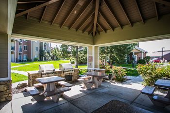 Redstone ranch apartments bbq picnic/area