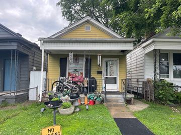 Louisville house for rent - A yellow house with a "No Parking" sign in front of it.