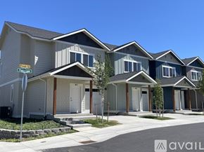 Wenatchee apartment for rent - A row of houses with the first one on the left being blue and the second one being grey.