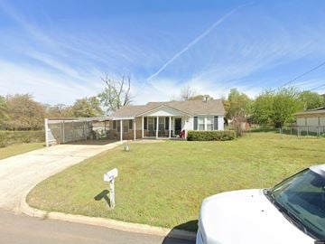 Midwest City house for rent - A white house with a mailbox in front.