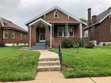 Saint Louis house for rent - A brick house with a front porch and a small front yard.