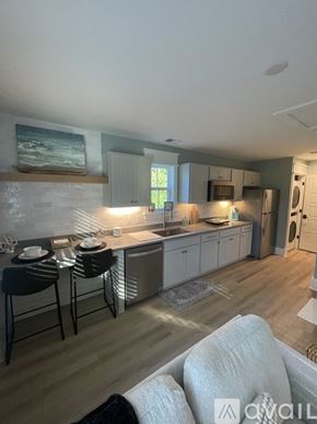 Charleston apartment for rent - A kitchen with a dining table and chairs.