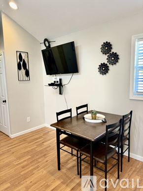 Marion house for rent - A dining room with a wooden table and chairs.