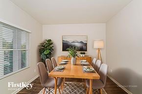 Helena house for rent - A dining room with a wooden table set for six.