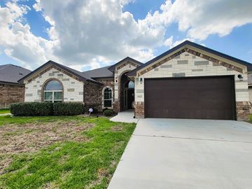 Killeen house for rent - A house with a garage door and a driveway.