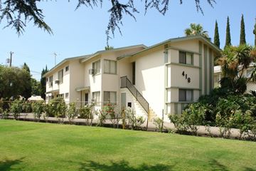 Burbank apartment for rent - A white building with the number 418 on it.