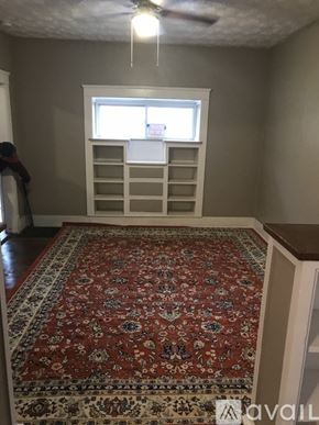 Warren house for rent - A room with a rug on the floor and a window with blinds.