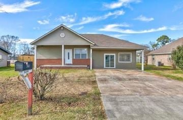 Nederland house for rent - A house with a grey roof and a grey garage door.