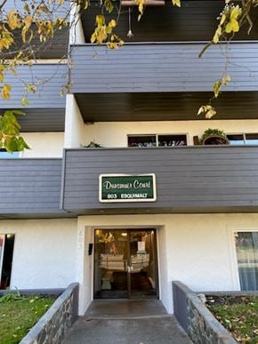 Victoria apartment for rent - The entrance to a building with a sign that reads Dunseith Court.
