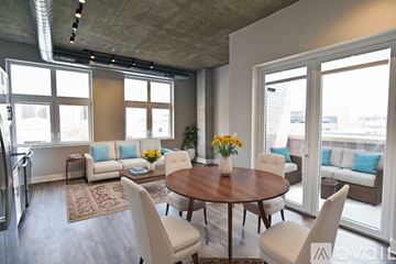 Chicago apartment for rent - A living room with a round table and chairs.