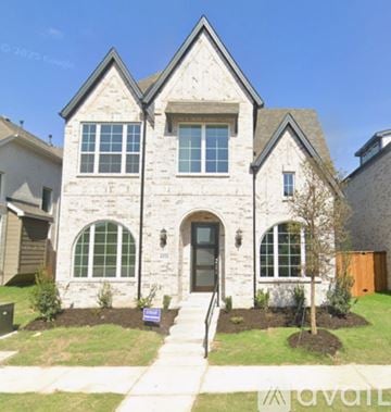 Mckinney house for rent - A house with a brown door and a brown fence.